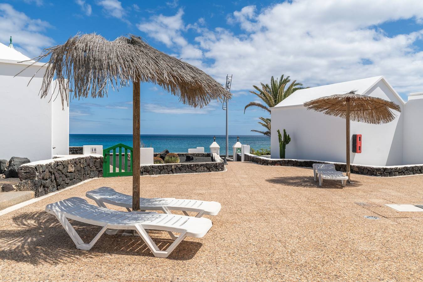 'Alma Ocean View' avec vue sur la mer, piscine partagée et Wi-Fi in Puerto del Carmen, Tías