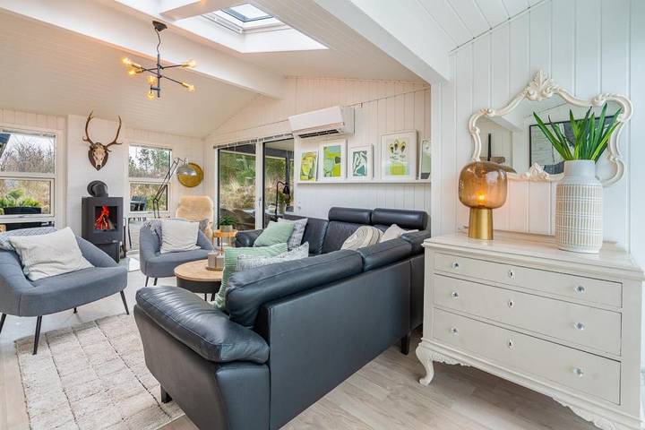 Einzigartiges Ferienhaus auf einem großen, hügeligen Naturgrundstück bei Henne Strand. in Henne, Varde