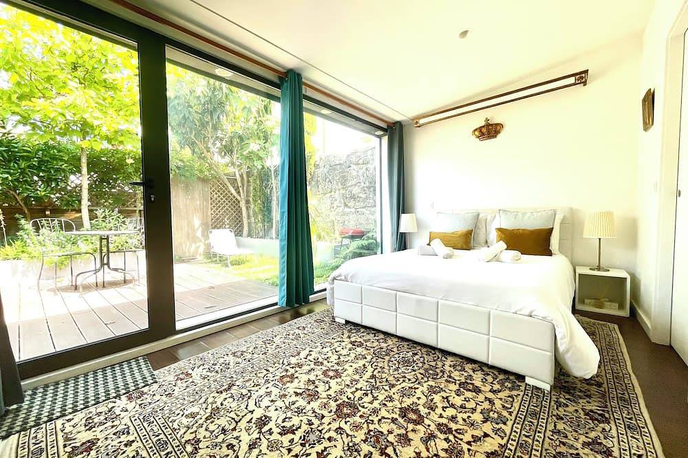 Exclusive Luxury Villa with Plunge Pool & Garden in Cedofeita, Porto