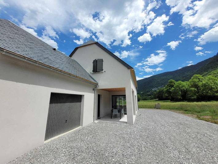 Location de vacances pour 12 personnes, avec Terrasse ainsi que Jardin et Vue à Bourisp