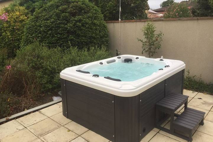 Gîte pour 4 personnes, avec Jacuzzi et Terrasse ainsi que Jardin et Sauna à Launaguet