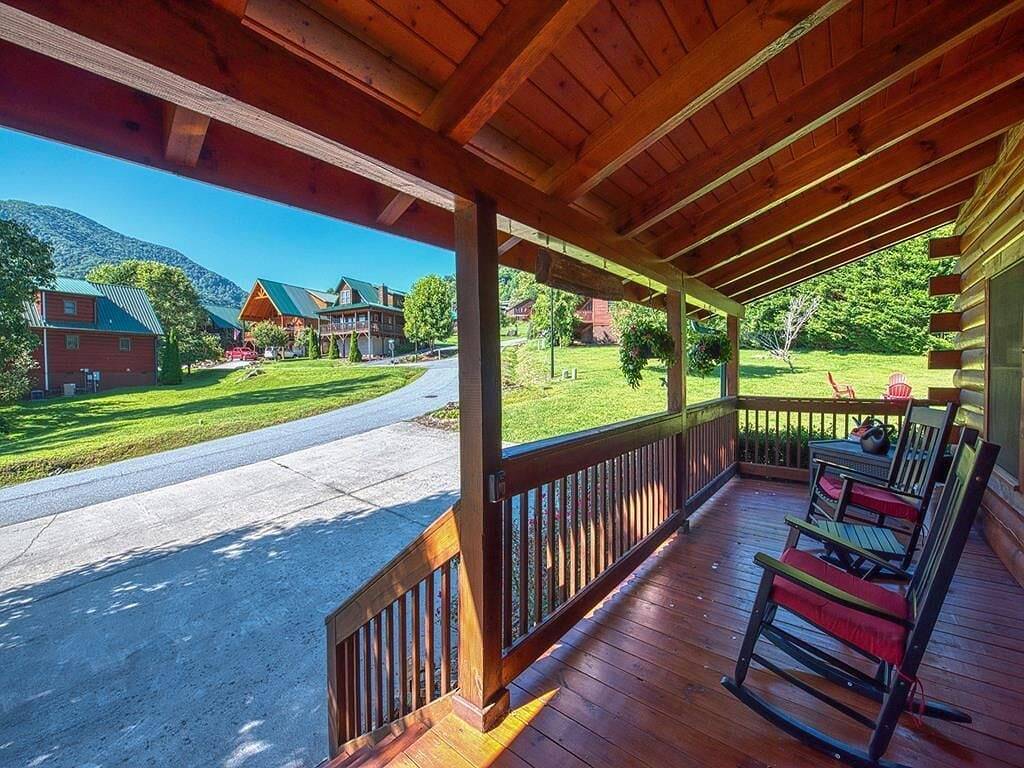 Crockett's Meadow! Hot Tub, Fast Wifi, Cable Tv, Fire Pit, Gas Grill! See Elk! in Blue Ridge Parkway, Maggie Valley
