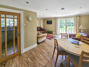 Log Cabin for 4 People in Wiltshire, South West England, Photo 4
