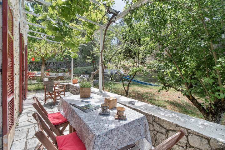 Casa de piedra en Katouna con jardín, Wi-Fi y aire acondicionado in Katouna, Grecia