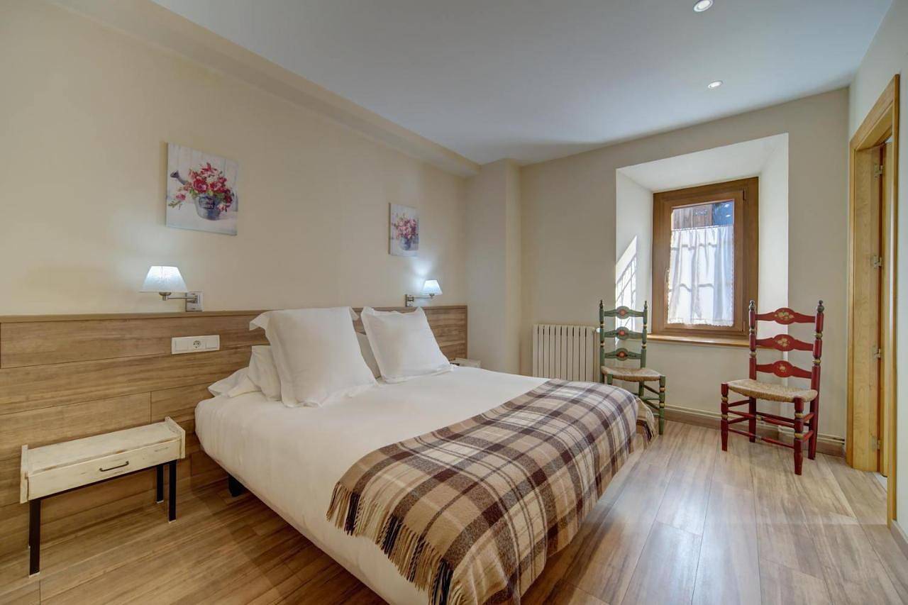 Double Room with Private Bathroom in Escuñau, viella e mijaran