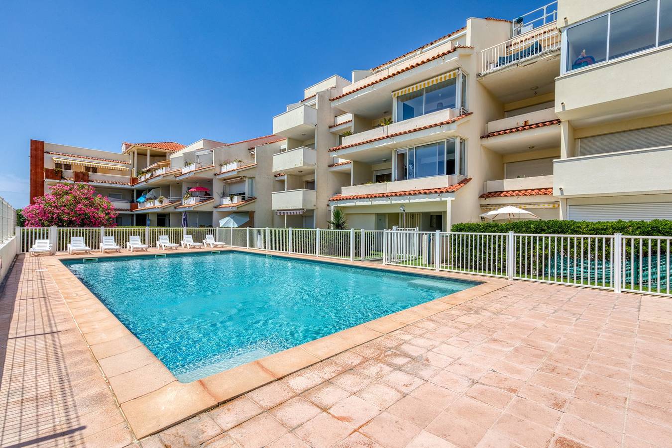 Appartement entier, Appartement 'Première Ligne Vue Mer' avec Vue sur la Mer, Piscine Commune et Terrasse Privée in Frontignan, Côte méditerranéenne (France)