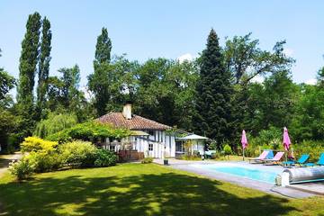 Gîte pour 6 personnes, avec piscine à Luglon