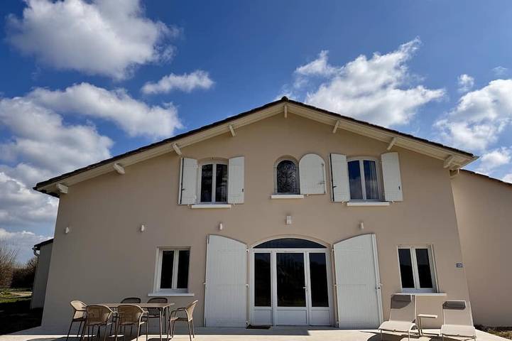 Location de vacances pour 7 personnes, avec piscine et jardin ainsi que terrasse et jacuzzi, animaux acceptés à Saint-Sulpice-de-Faleyrens