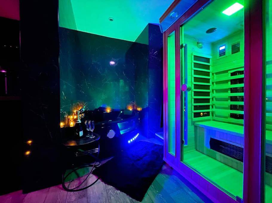 Appartement entier, Love Room Le Baroque / Jacuzzi / Sauna in Château-Landon, Seine-et-Marne