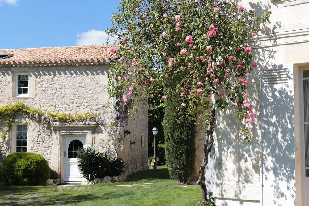 Stone house in a quiet park, 20 minutes from St Emilion and Bordeaux in Saint-Romain-la-Virvée, Libourne und Umgebung