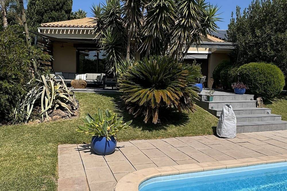 Villa  d'architecte Les Ameniers , contemporaine de 230 m2 ,à 5mn de la plage . in Toulon, Côte méditerranéenne (France)