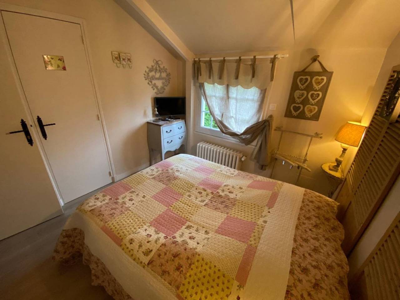 Casa de huéspedes 'Chic Et Charme' con piscina, desayuno, jardín compartido y Wi-Fi in Suzay, Región de Les Andelys