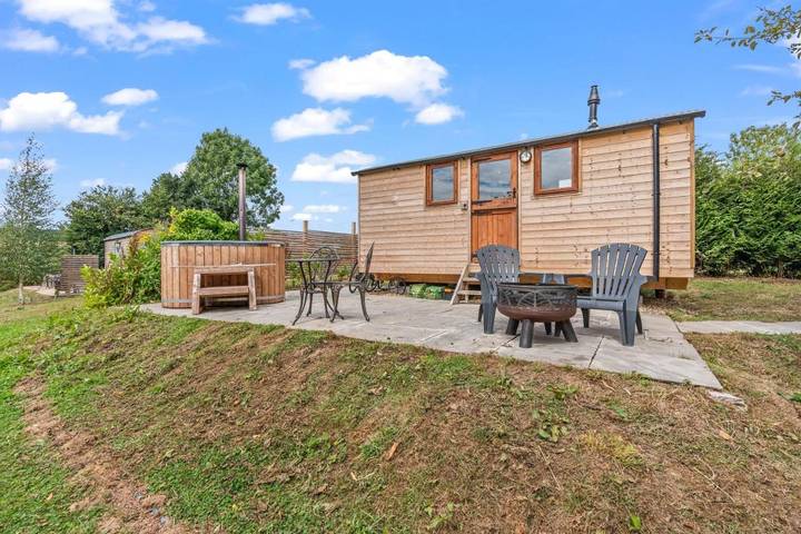Glamping for 2 people, with garden and view as well as lake view, with pets in Herefordshire