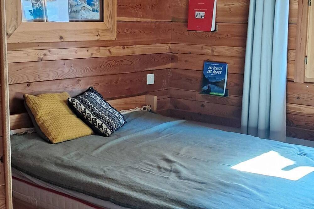 104m² wooden chalet in the heart of a preserved regional mountain park in Molines-en-Queyras, Queyras