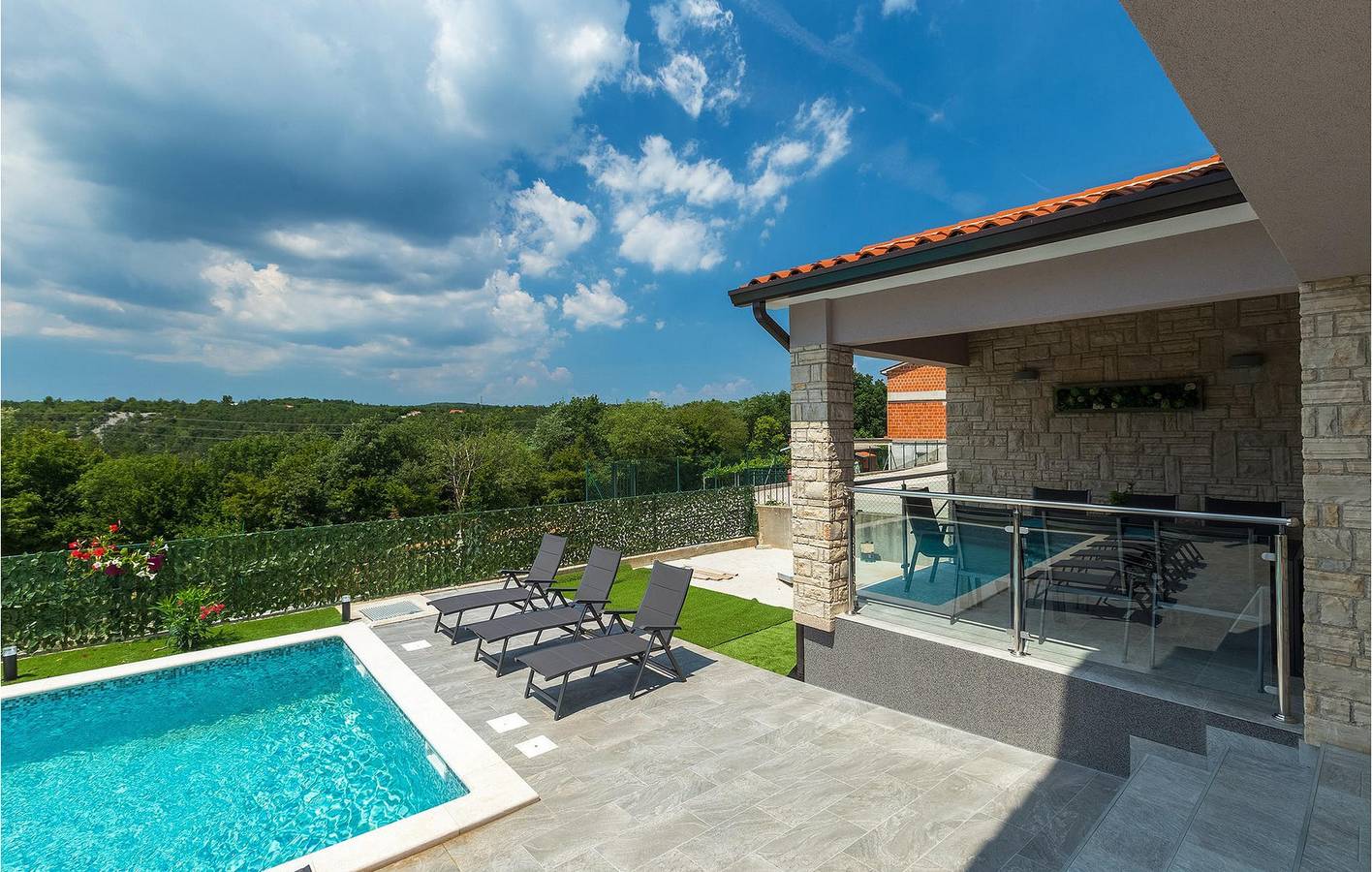 Spacieux appartement de 2 chambres avec piscine, terrasse et Wi-Fi près du centre-ville de Labin in Labin, Côte Est de l'Istrie
