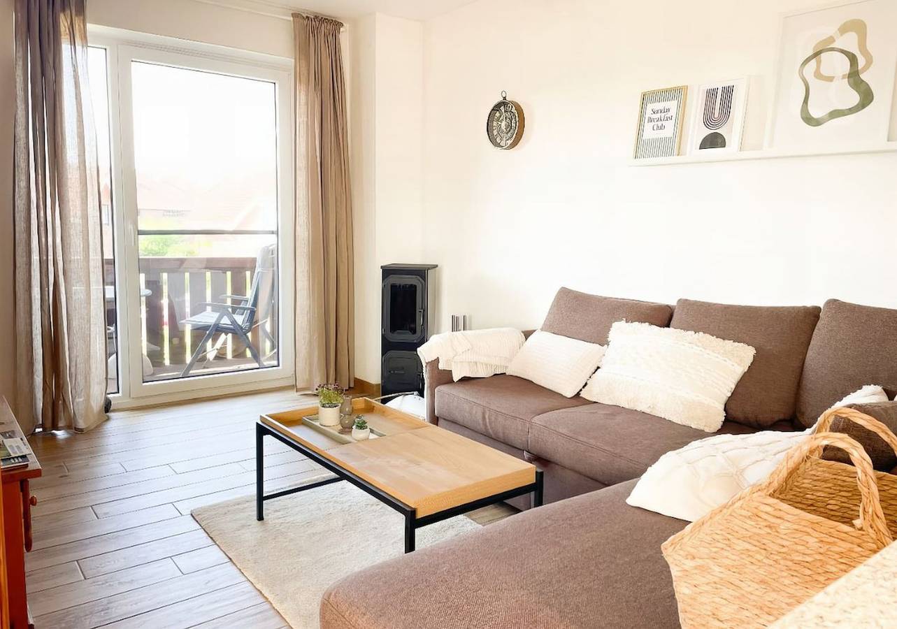 Ganze Wohnung, Moderne Ferienwohnung mit Balkon, Kaminofen und Privatparkplatz in Lemkenhafen in Westfehmarn, Lemkenhafen
