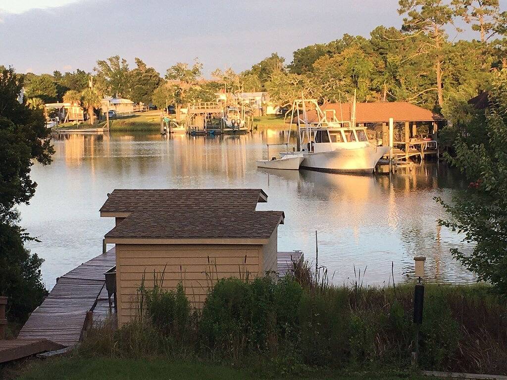 Fishing from the dock, Waterfront cabin, free kayaks for your use! in Sneads Ferry, Camp Lejeune