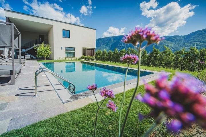 Ferienwohnung für 4 Personen, mit Balkon und Terrasse sowie Garten und Pool in Nals