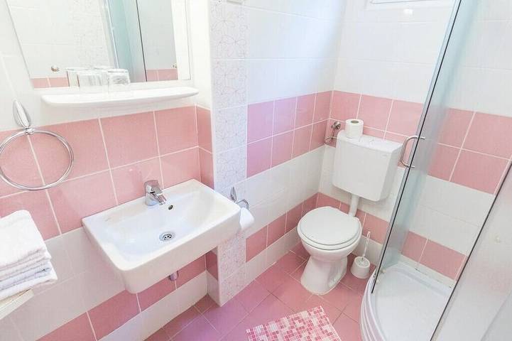 Ganze Wohnung, Ferienwohnungen und Zimmer Nikica,, Baška, hr in Vela plaža, Baska