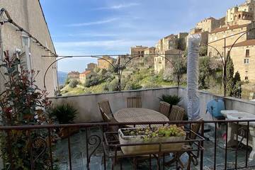 Gîte pour 6 personnes, avec terrasse et piscine à Lama