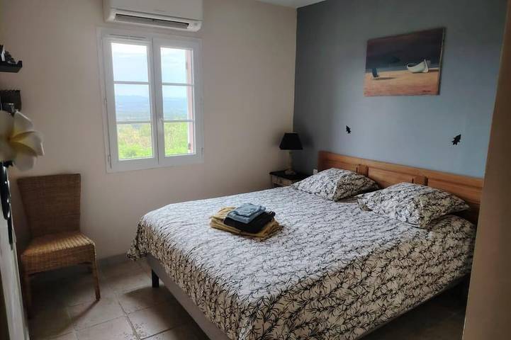 Location de vacances pour 4 personnes, avec jardin et piscine à Les Mayons - 3