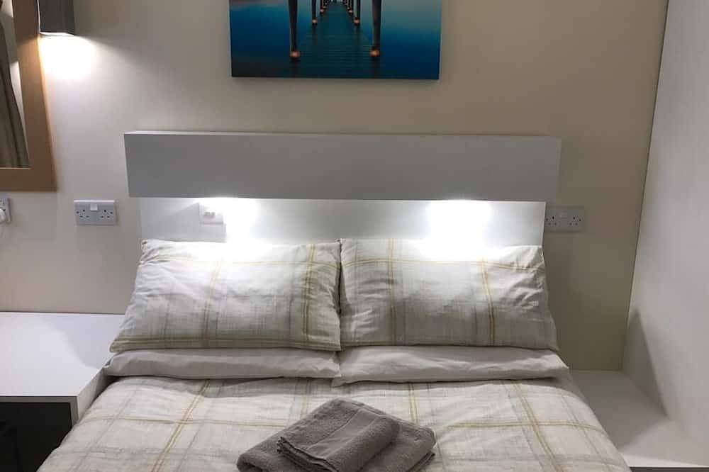 Double Room, own front door on high street in Carmarthenshire