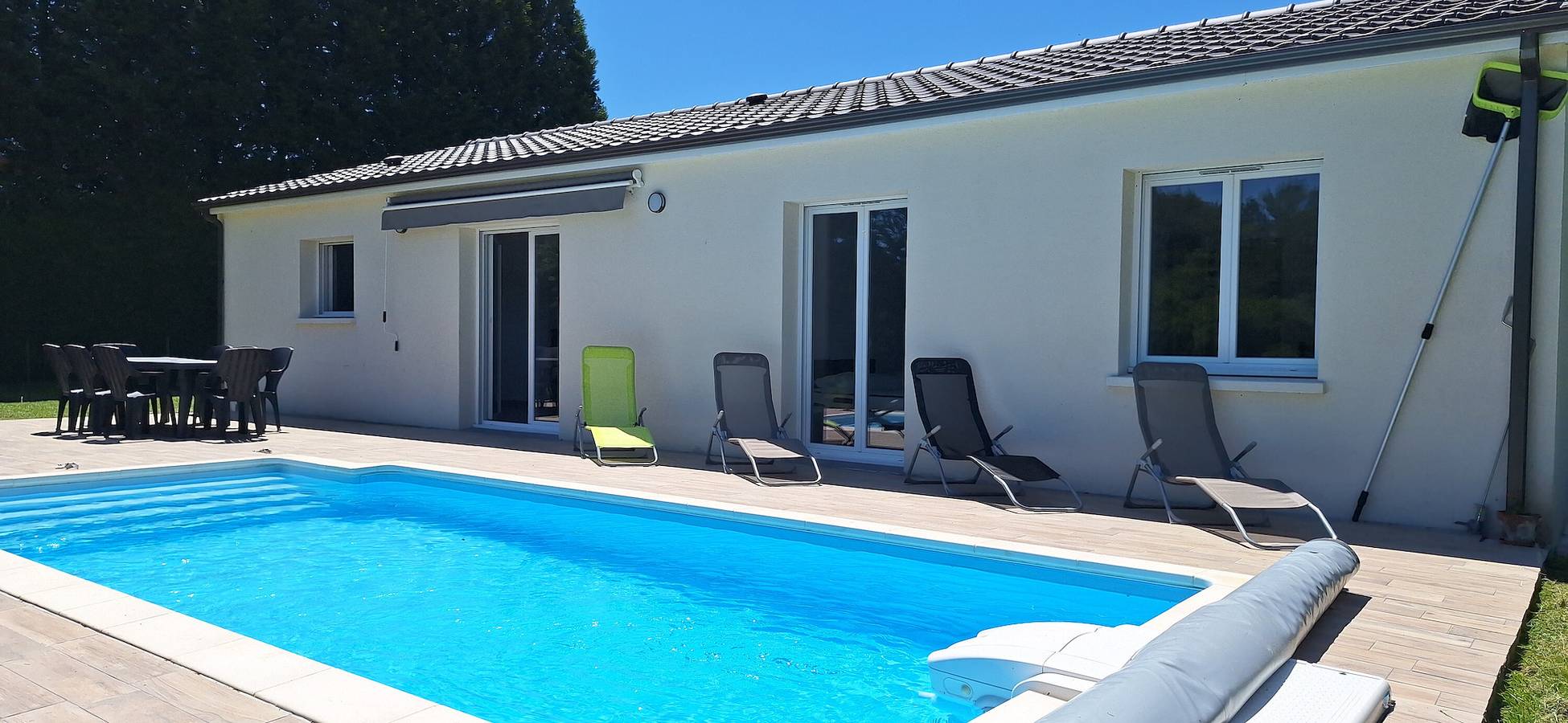 Maison de vacances 'Les Granges De Soulagnieux' avec vue sur le lac, piscine privée et Wi-Fi in Piégut-Pluviers, Parc naturel régional Périgord-Limousin