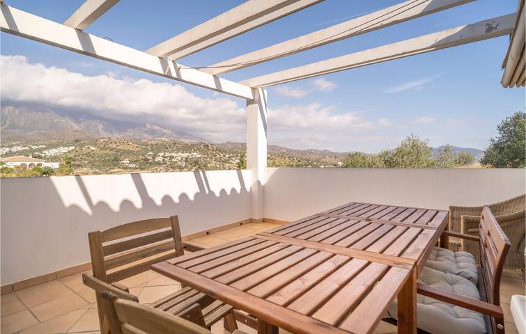 Apartamento con terraza junto a la piscina: 115m² con aire acondicionado, Internet y barbacoa. in Viñuela, Cordillera Penibética