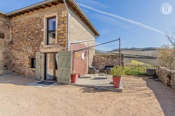 Gîte pour 4 personnes, avec jardin à Leynes