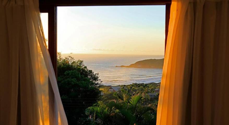 Pousadas para 2 pessoas, com jardim e terraço e ainda jacuzzi and piscina em Imbituba