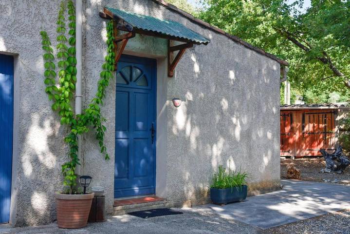 Location de vacances pour 3 personnes, avec jardin et piscine à Seillons-Source-d'Argens - 3