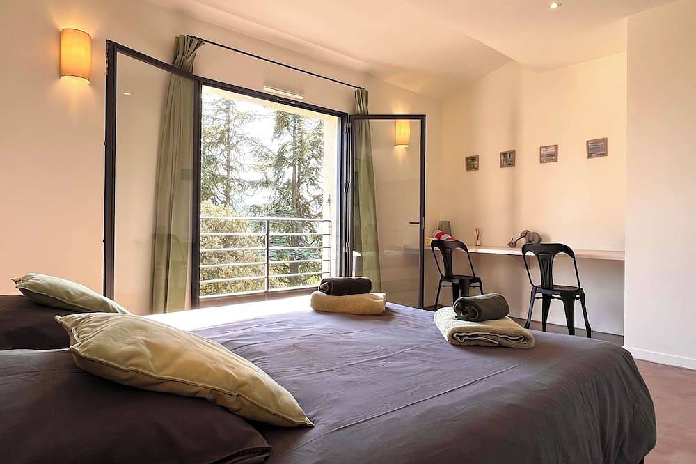 Modern village house with heated swimming pool and superb view of the Luberon. in Goult, Regionaler Naturpark Luberon