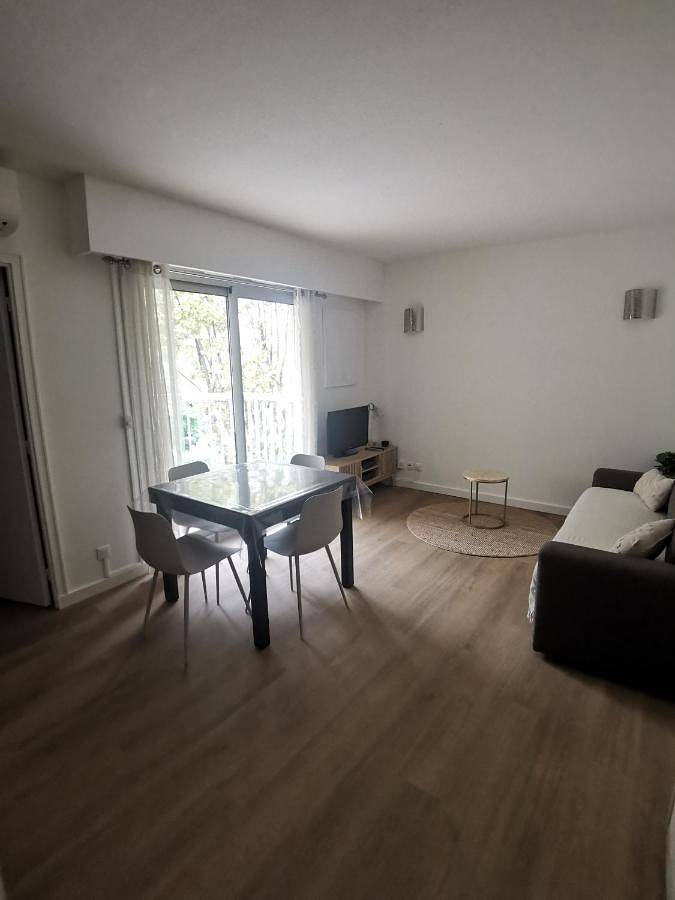 Gîte pour 4 personnes, avec terrasse et piscine dans Port du Cros de cagnes