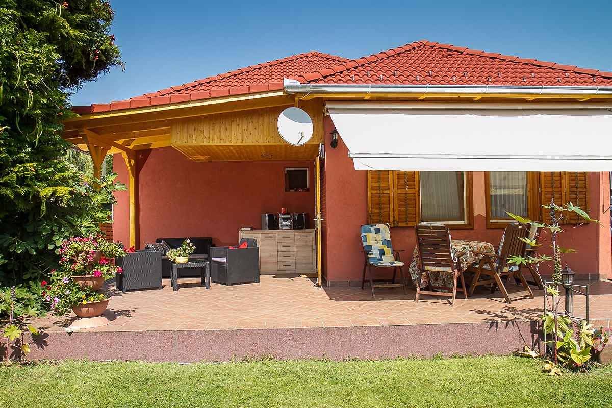 Ferienhaus mit Aussenpool und WLAN,Grill in Balatonmariafürdö, Plattensee Südufer