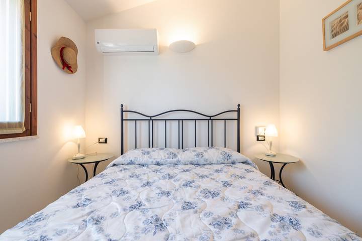 Ferienhaus 'Sole E Mare' mit privater Terrasse, privatem Garten und Klimaanlage in Porto Pino, Sant'Anna Arresi