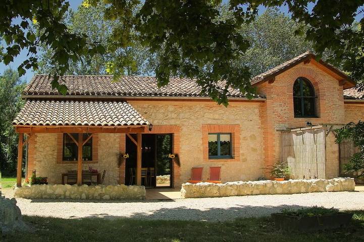 Gîte pour 5 personnes, avec piscine ainsi que jardin et terrasse à Vigueron