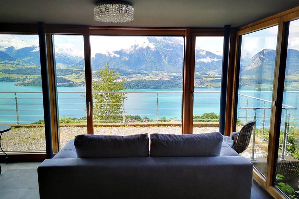 Chalet with panoramic views of the mountains of the Oberland and Lake Thun in Sigriswil, Meer van Thun
