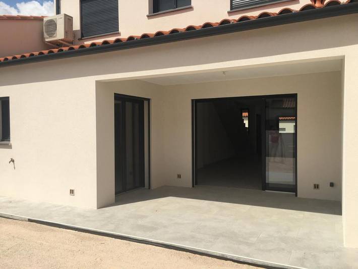 Location de vacances pour 8 personnes, avec terrasse ainsi que jardin et vue, animaux acceptés à Ortaffa