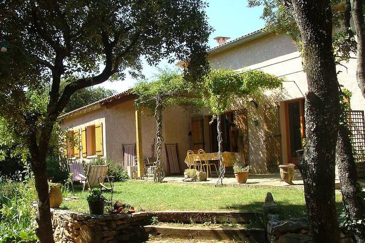 Location de vacances pour 8 personnes, avec jardin et terrasse à Saint-Siffret