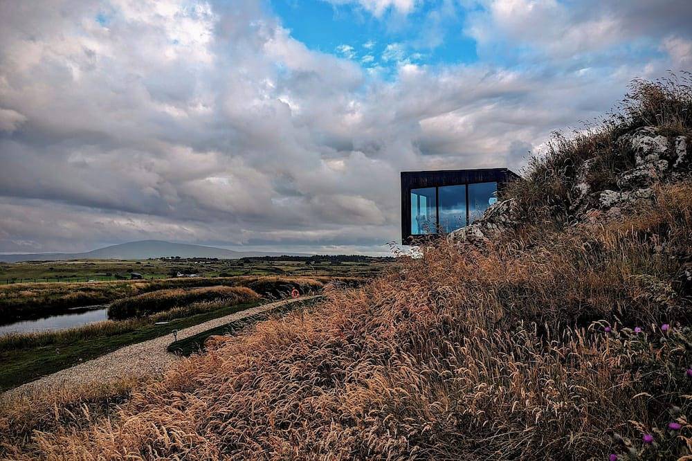 Cliff Top Retreat with Private Hot tub (Cab2) in County Antrim
