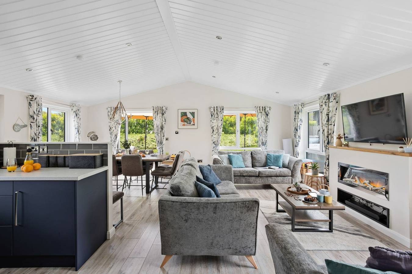 Iris Lodge, 18 Roadford Lake Lodges in Broadwoodwidger, Devon