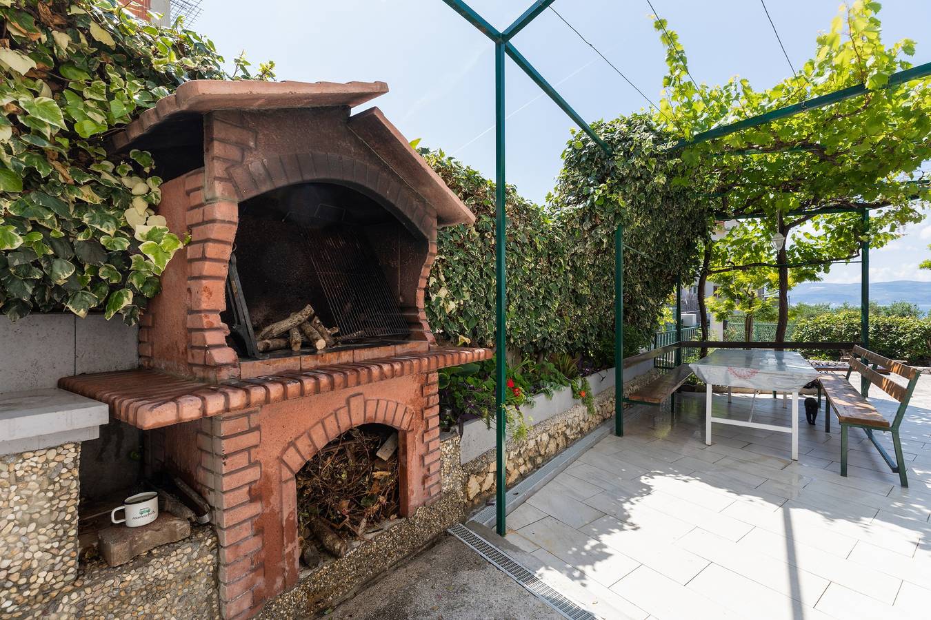 Ganze Wohnung, Studio Appartement mit Terrasse und Meerblick Duce, Omis As-13694-d in Dugi Rat, Omis-Riviera