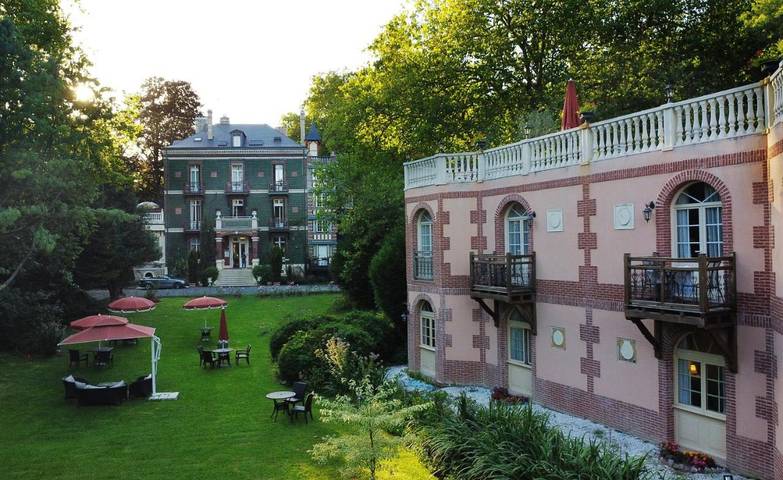 Hôtel pour 2 personnes, avec Terrasse et Jacuzzi ainsi que Jardin et Piscine