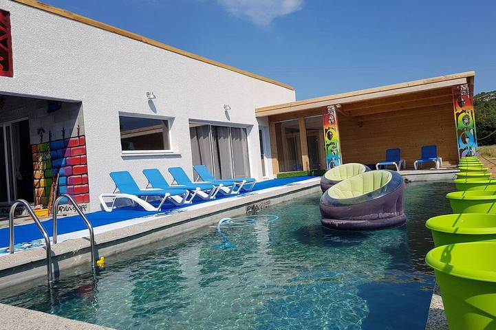 Location de vacances pour 12 personnes, avec jardin ainsi que sauna et jacuzzi à Montséret