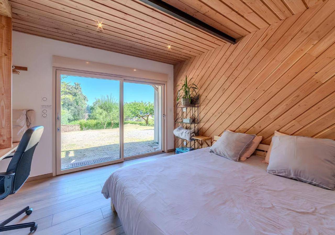 Secret Chalet- Séjour paisible avec vue sur le lac in La Clayette, Région de Charolles