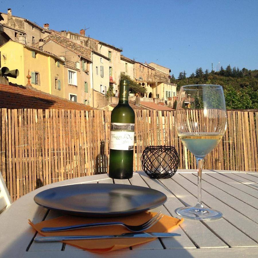 Appartement entier, Bel appartement, terrasse plein sud, Vieux Village in Roquebrun, Région de Béziers
