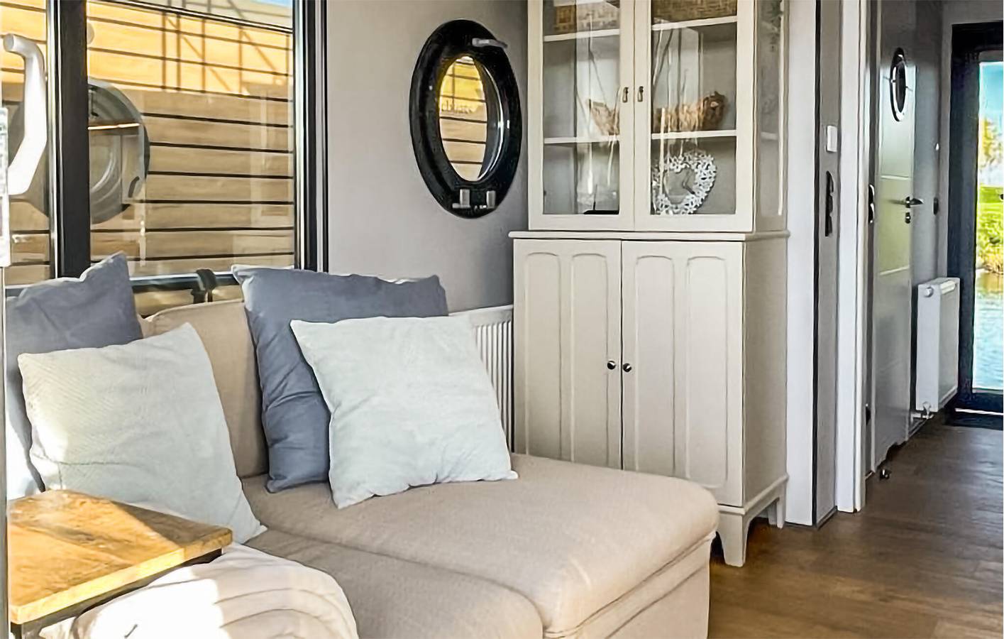 Hausboot für 4 Personen mit Terrasse in Ophoven, Kinrooi