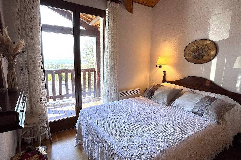 Apartamento entero, House with 2 terraces, garden and collective swimming pool with open views of the mountains in Osséja, Parque Natural Regional de los Pirineos Catalanes