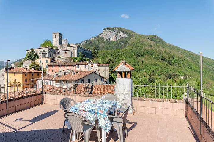 Geheel appartement, Appartement 'La Casa Di Anita' met uitzicht vanaf een groot panoramisch terras over de bergen in Gallicano, Garfagnana