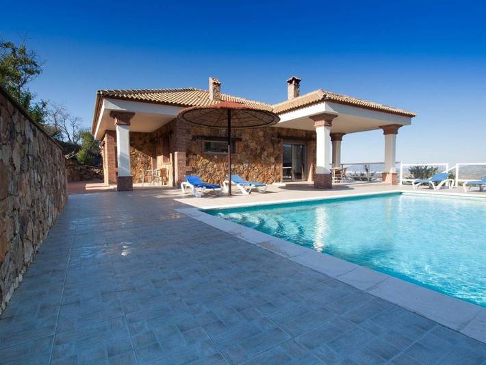 Chalet para 4 personas, con piscina además de jardín y vistas, Se admiten mascotas en Sierra de Cádiz
